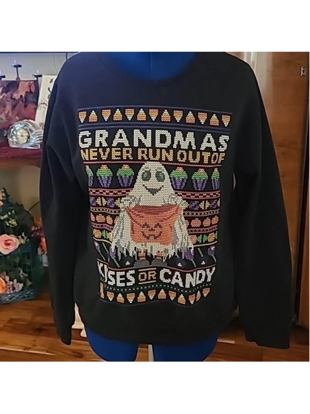 Grandma's Never Run out of kisses or candy Halloween sweatshirt Sz. XL. (1016)